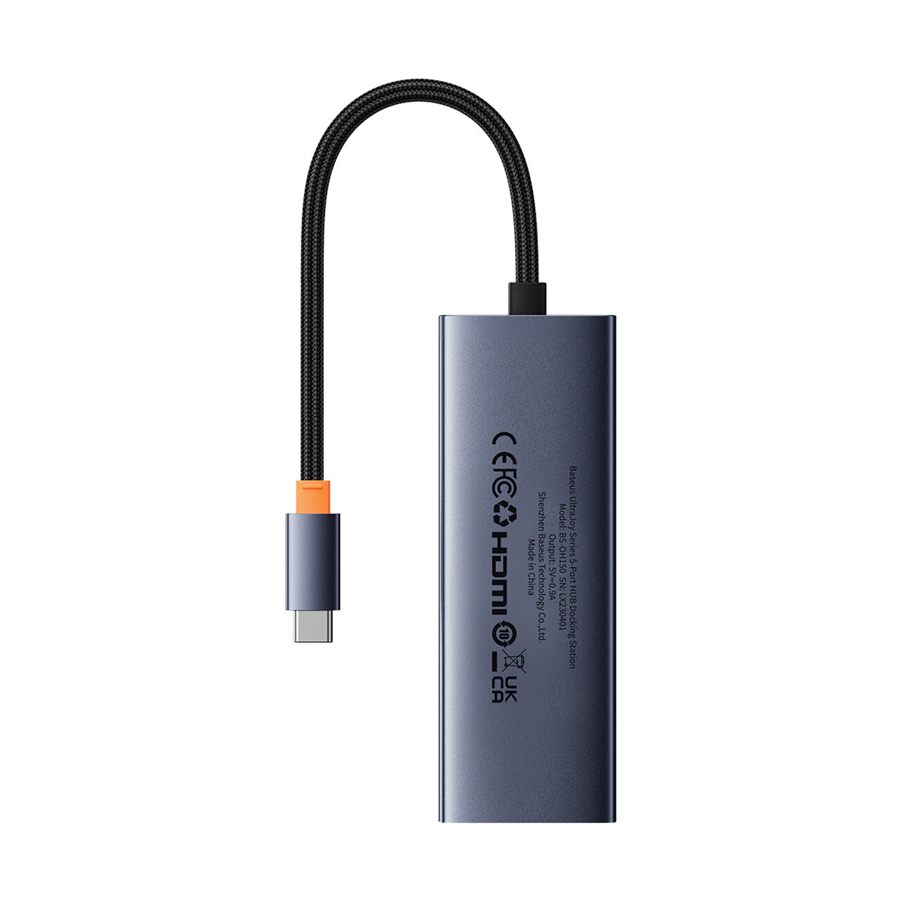 Na obrazie widoczny jest kompaktowy hub USB-C z czarnym kablem i metaliczną obudową. Na obudowie znajdują się oznaczenia CE, HDMI oraz inne symbole certyfikacyjne.