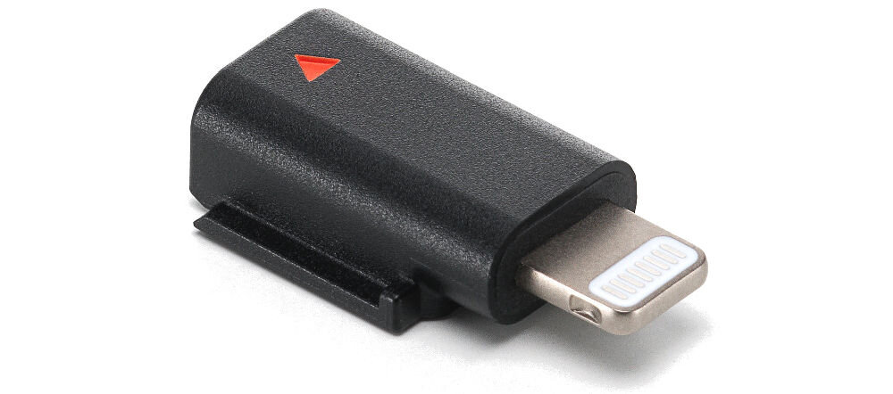 Czarny adapter z wtykiem Lightning, posiada czerwony trójkątny symbol na obudowie.