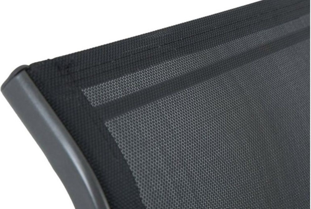 Czarny materiałowy panel krzesła ogrodowego z metalową ramą. Widoczna jest tekstura siatki oraz solidne wykończenie krawędzi.