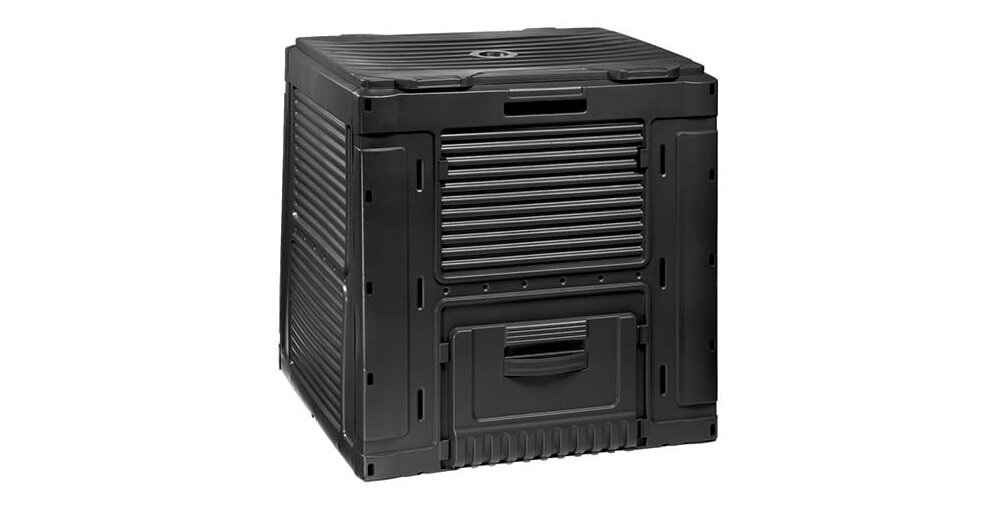 Czarny kompostownik o kwadratowym kształcie z widocznymi poziomymi żebrowaniami na bokach i drzwiczkami na dole. Produkt wykonany z tworzywa sztucznego.