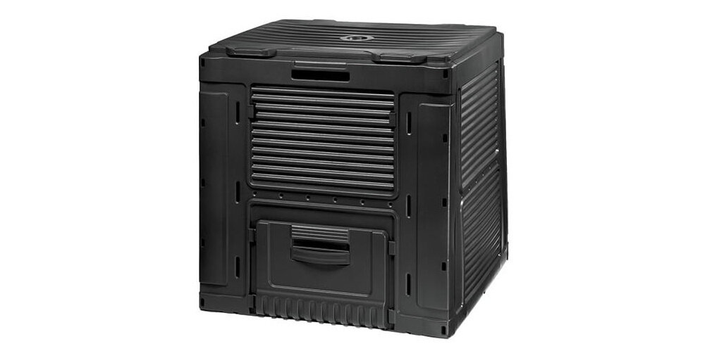 Czarny kompostownik o kwadratowym kształcie z widocznymi poziomymi żebrowaniami na bokach i drzwiczkach. Produkt wykonany z tworzywa sztucznego, posiada otwór na górze i drzwiczki na dole.