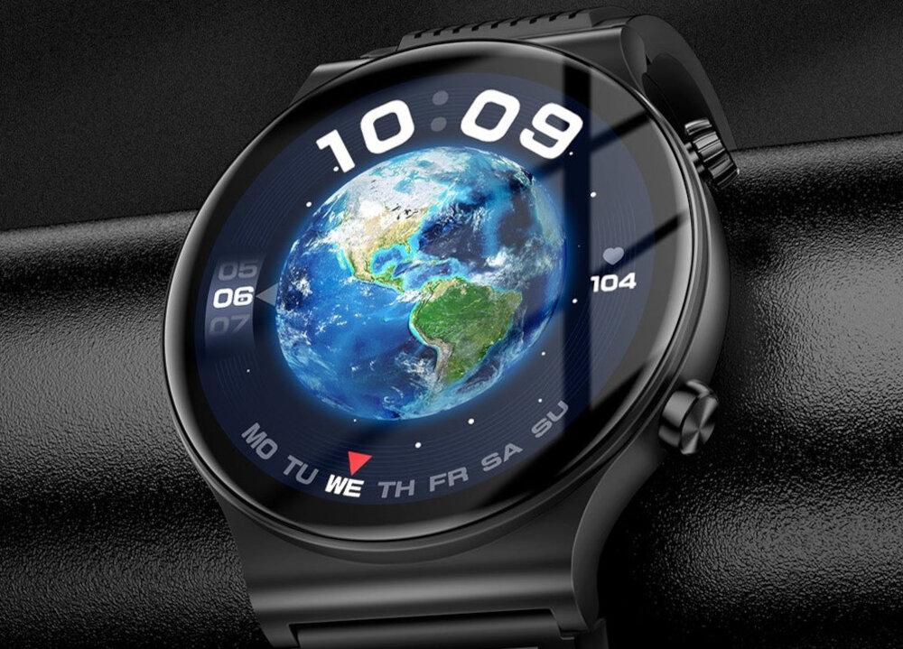 Smartwatch z okrągłym wyświetlaczem, na którym widoczna jest mapa Ziemi oraz godzina 10:09. Na tarczy znajdują się dni tygodnia z zaznaczonym środą oraz liczba 104 obok ikony serca.