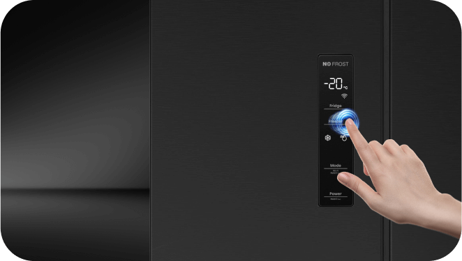 Czarna lodówka z panelem dotykowym, na którym widoczny jest napis \'NO FROST\' oraz temperatura \'-20°C\'. Dłoń dotyka panelu w miejscu oznaczonym jako \'Fridge\'.