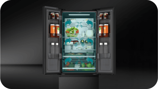 Otwarta lodówka z widocznymi półkami, na których znajdują się różne produkty spożywcze, takie jak warzywa, napoje i słoiki. Wewnątrz lodówki widoczne są niebieskie strzałki symbolizujące przepływ powietrza.
