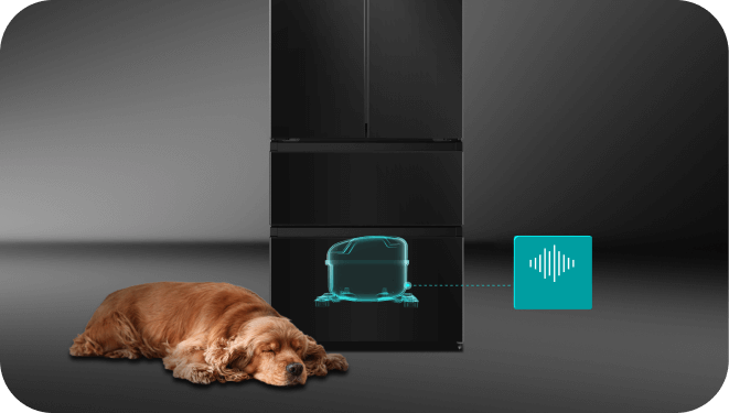 Czarna lodówka z trzema dolnymi szufladami, obok której leży pies. Obok lodówki znajduje się niebieska ikona z symbolem dźwięku oraz schematyczny rysunek urządzenia wewnątrz lodówki.