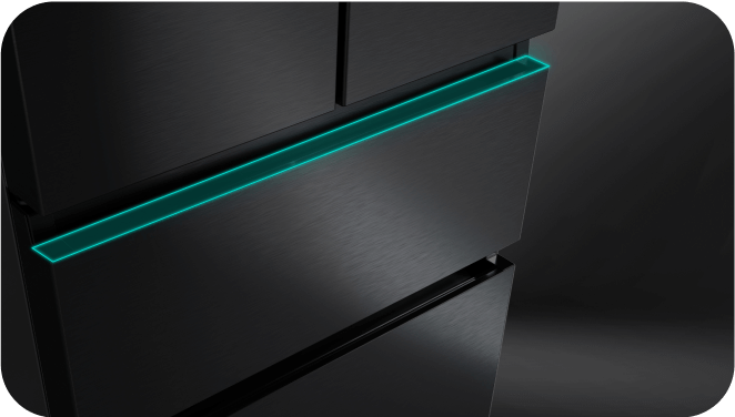 Czarna lodówka z metalicznym wykończeniem, z widocznym podświetleniem w postaci cienkiej, jasnej linii na jednej z szuflad.