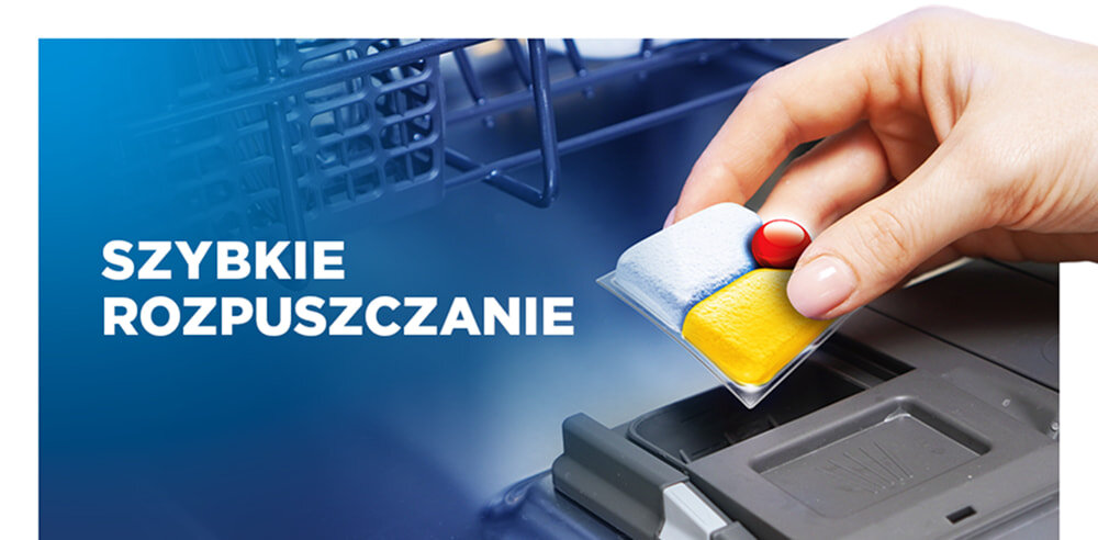 Kapsułki do zmywarek FINISH Powerball Quantum All in 1 Lemon - 140 szt., 3-komory, powerball, formuła, skuteczność, Ręka wkłada kapsułkę myjącą do dozownika zmywarki.
