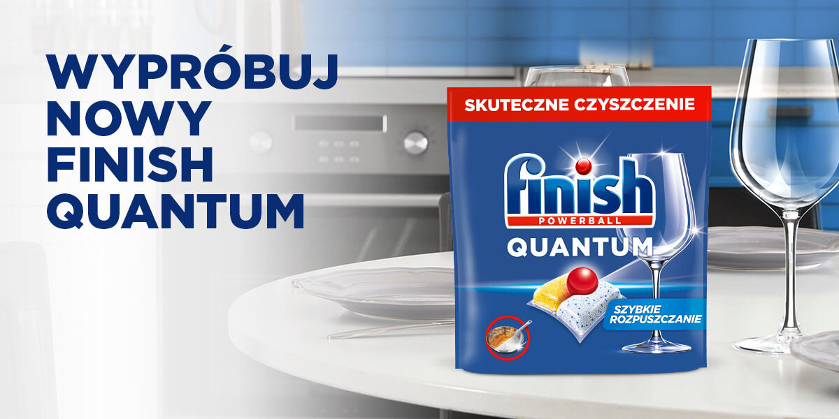 Na obrazie znajduje się opakowanie kapsułek do zmywarki z napisem \'finish powerball QUANTUM\' oraz tekstem \'SKUTECZNE CZYSZCZENIE\' i \'SZYBKIE ROZPUSZCZANIE\'. Obok opakowania widoczny jest kieliszek na tle kuchni, a po lewej stronie napis \'WYPRÓBUJ NOWY FINISH QUANTUM\'.