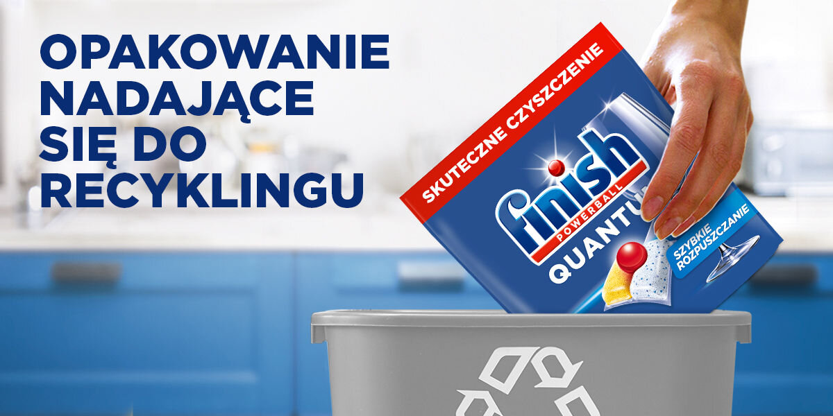 Osoba wkłada opakowanie kapsułek do zmywarki FINISH Powerball Quantum do pojemnika z symbolem recyklingu. Na opakowaniu widoczny jest napis \'SKUTECZNE CZYSZCZENIE\', a obok znajduje się tekst \'OPAKOWANIE NADAJĄCE SIĘ DO RECYKLINGU\'.