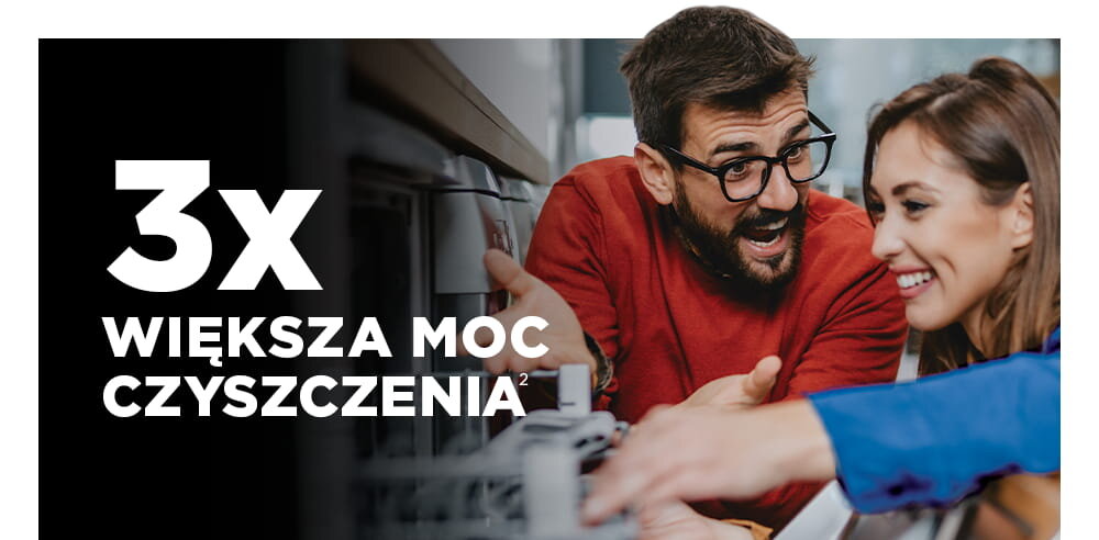 Kapsułki do zmywarki FINISH Ultimate Lemon - 130 szt., kapsułki, zmywarka, czyszczenie, moc, Uśmiechnięta para zaglądająca do otwartej zmywarki.