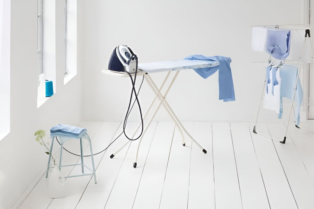 Deska do prasowania BRABANTIA 108884 Cotton Flower 124 x 45 cm ułatwienie prasowania stojąca deska białe nóżki czarne końcówki nóżek białe tło generator na podstawce >
</div>
</div>
</div>
<div class=