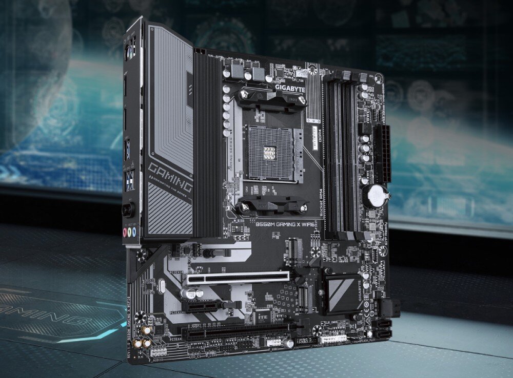 Na obrazie widoczna jest płyta główna z napisem \'GIGABYTE\' oraz \'B550M GAMING X V2\'. W tle znajduje się rozmyty, futurystyczny motyw technologiczny.