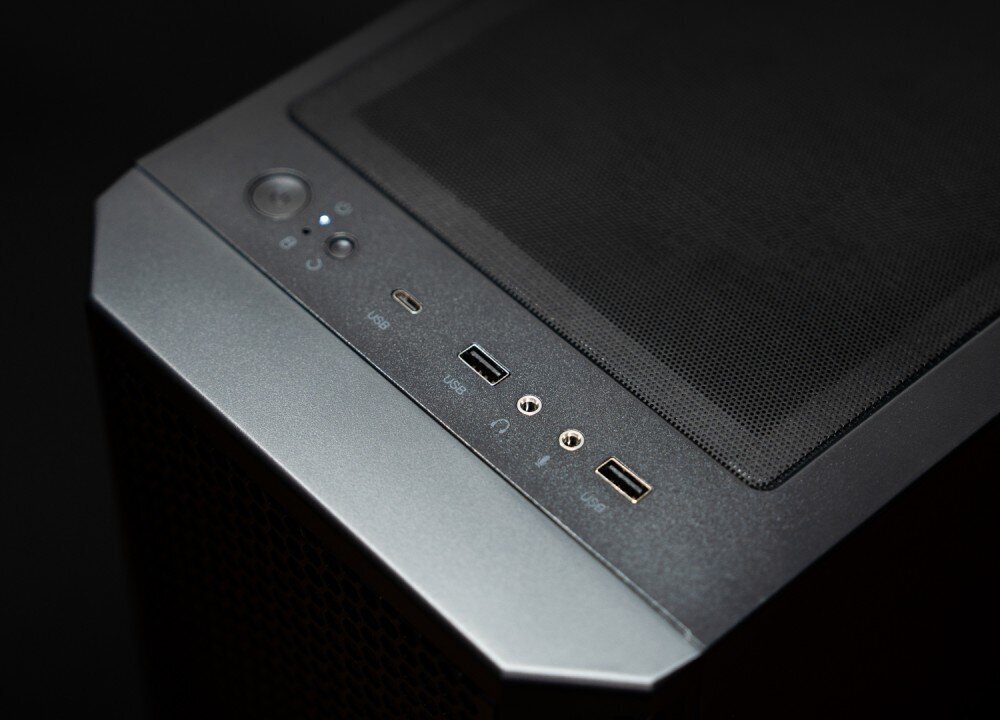 Komputer MAD DOG ENDORFY-M30AIR-A03WB32WH Zbliżenie na górną krawędź obudowy z panelem zawierającym porty USB, gniazda słuchawkowe i przycisk zasilania