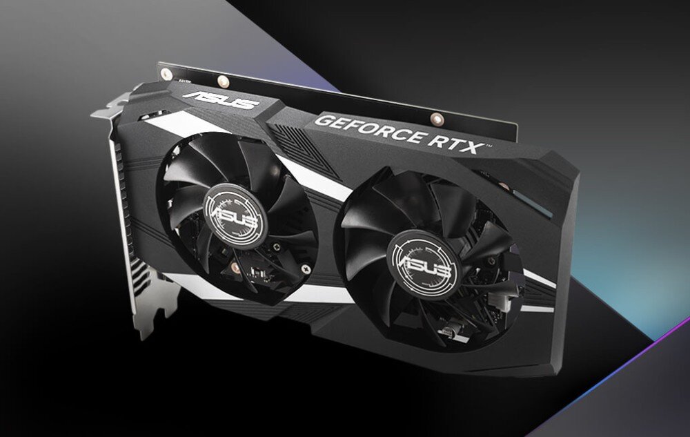 Komputer MAD DOG ARYA-A17WR16WH Karta graficzna z dwoma czarnymi wentylatorami z logo 'ASUS', umieszczona na ciemnym tle, z widocznym napisem 'GEFORCE RTX' na górnej krawędzi obudowy