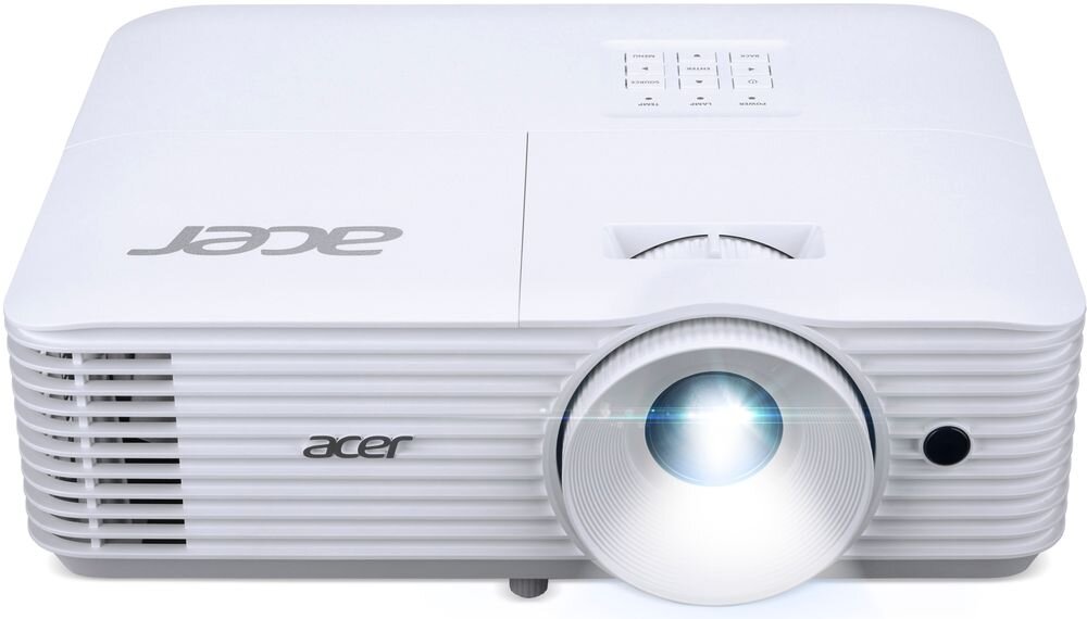 Biały projektor z logo \'acer\' na obudowie, z widocznym obiektywem emitującym światło. Na górnej części znajdują się przyciski sterujące.