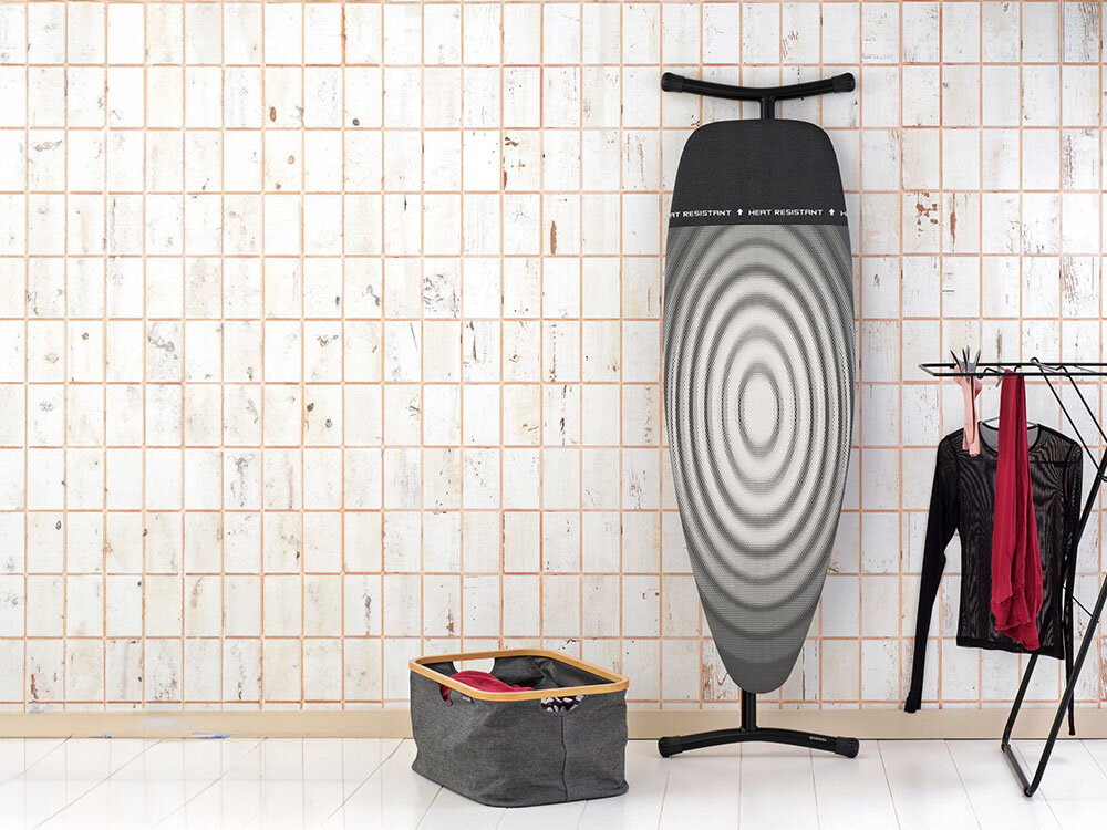 Deska do prasowania BRABANTIA 345647 Titan Oval 135 x 45 cm deska oparta o ścianę jasny pokrowiec czarne nóżki solidna budowa z trwałej, stalowej ramy o średnicy 35 mm wytrzymałość stabilność cztery solidne nogi mocne wsparcie konstrukcja odporna na codzienne intensywne użytkowanie staranna konstrukcja pełne bezpieczeństwo komfort podczas prasowania
