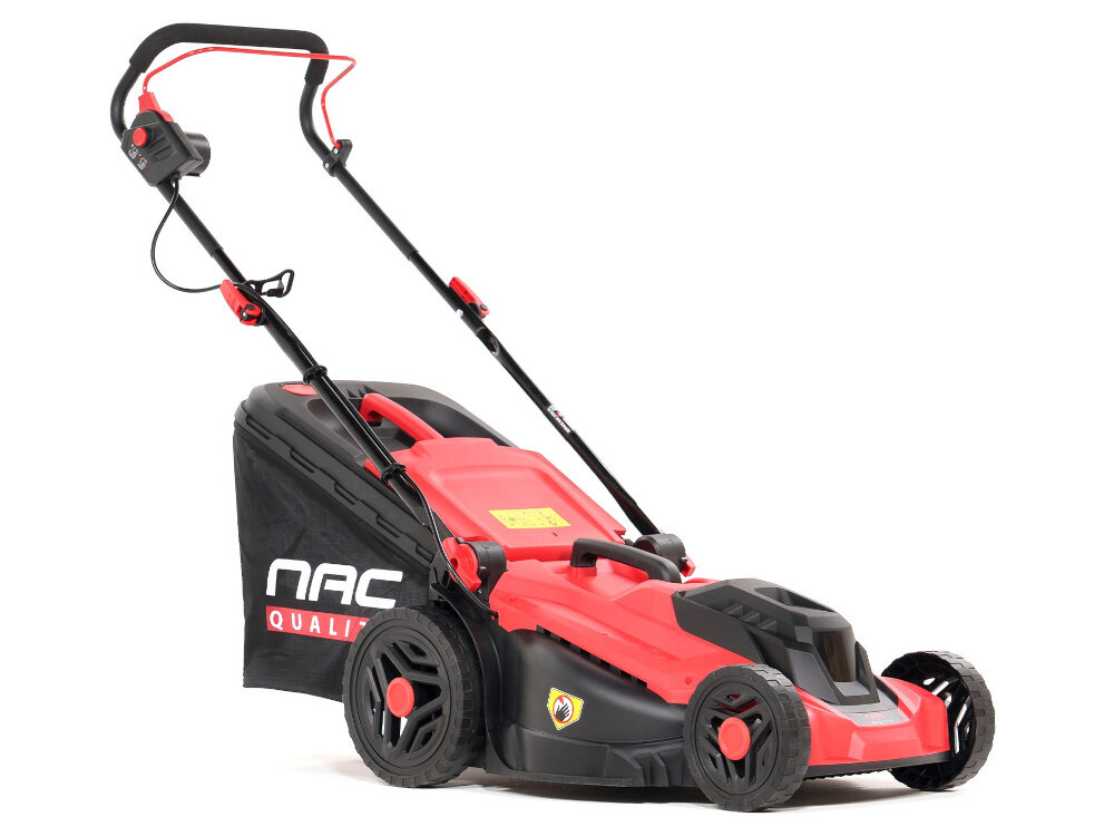 Kosiarka elektryczna NAC MEX43-E18-PB kosiarka na białym tle widoczna od przodu pod skosem zadbany trawnik skuteczne koszenie piękna trawa