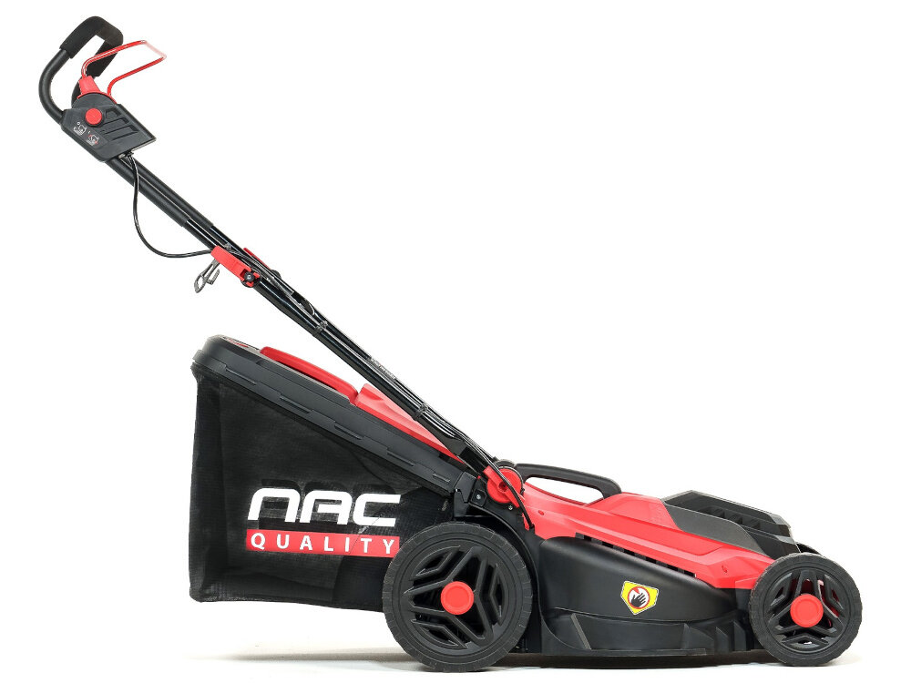 Kosiarka elektryczna NAC MEX43-E18-PB kosiarka na białym tle widoczna z boku szczotkowy silnik o mocy 1800 W prędkość obrotowa do 3500 obr/min szerokość robocza 43 cm