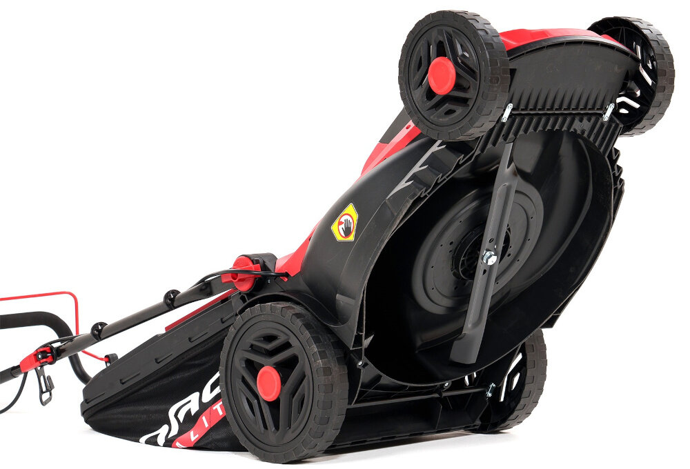 Kosiarka elektryczna NAC MEX43-E18-PB kosiarka widoczna od spodu zbliżenie na noże noże wykonane z wysokiej jakości stali duża trwałość odporność na stępienie specjalne wyprofilowanie ostrzy skuteczne i równe cięcie