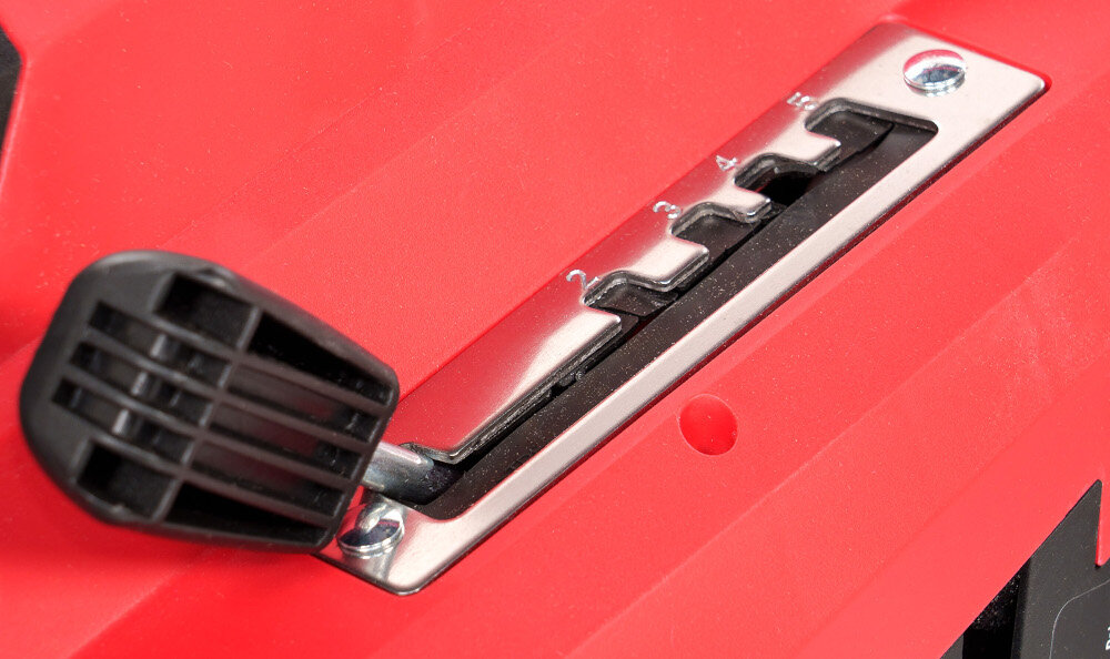 Kosiarka elektryczna NAC MEX43-E18-PB zbliżenie na dźwignię do regulacji wysokości koszenia 5-stopniowa centralna regulacja wysokości koszenia regulacja za pomocą dźwigni regulacja w zakresie od 30 do 75 mm pełna kontrola nad wyglądem trawnika