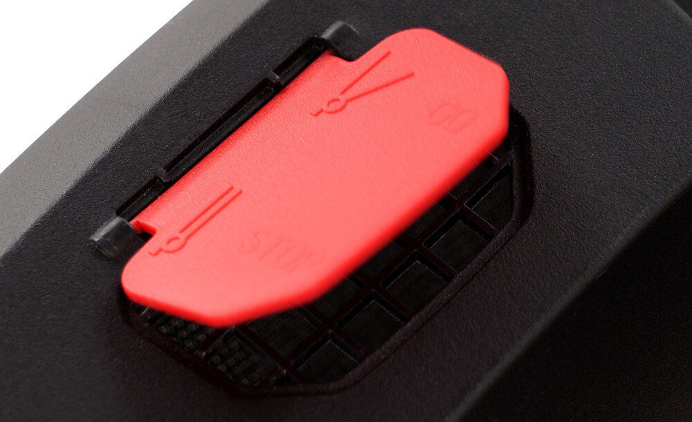 Kosiarka elektryczna NAC MEX43-E18-PB zbliżenie na wskaźnik naładowania siatkowy kosz o pojemności 52 l wskaźnik naładowania pokrywa z tworzywa sztucznego