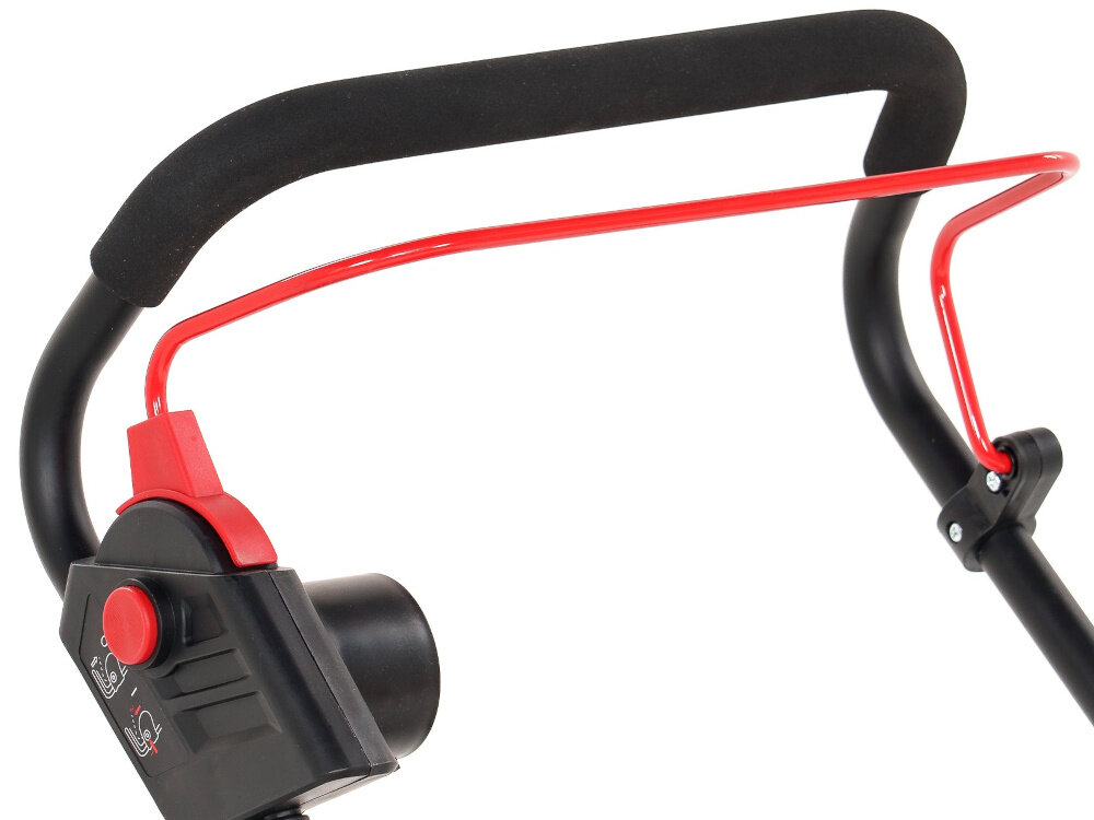 Kosiarka elektryczna NAC MEX43-E18-PB zbliżenie na uchwyt białe tło uchwyt pokryto miękką okładziną komfort pracy składana rączka łatwe przechowywanie