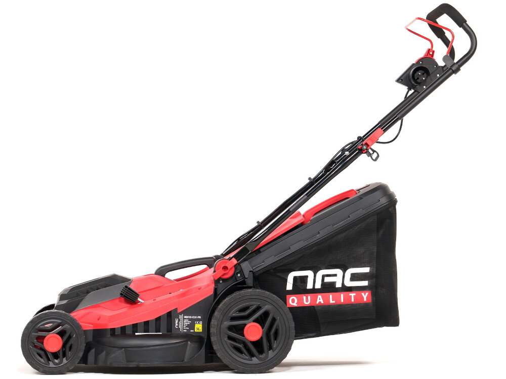 Kosiarka elektryczna NAC MEX43-E18-PB kosiarka na białym tle widoczna z boku waga 13,15 kg łatwa do prowadzenia i manewrowania zmniejsza zmęczenie podczas pracy obsługa urządzenia jest mniej wymagająca fizycznie i bardziej komfortowa