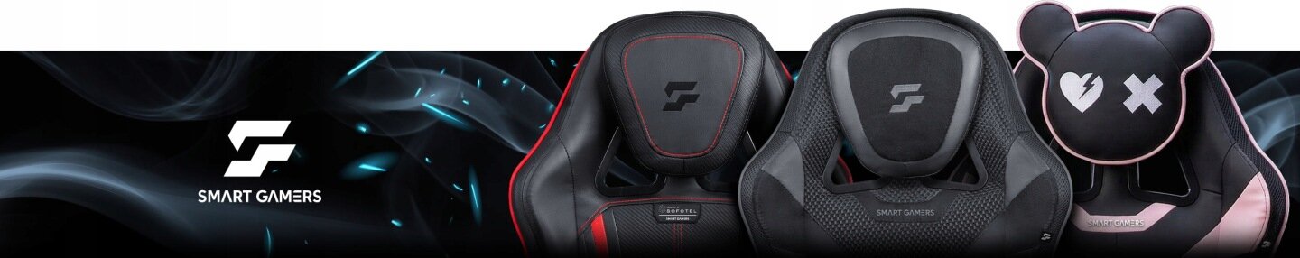 Trzy fotele gamingowe z widocznymi oparciami, na jednym z nich logo \'SMART GAMERS\'.