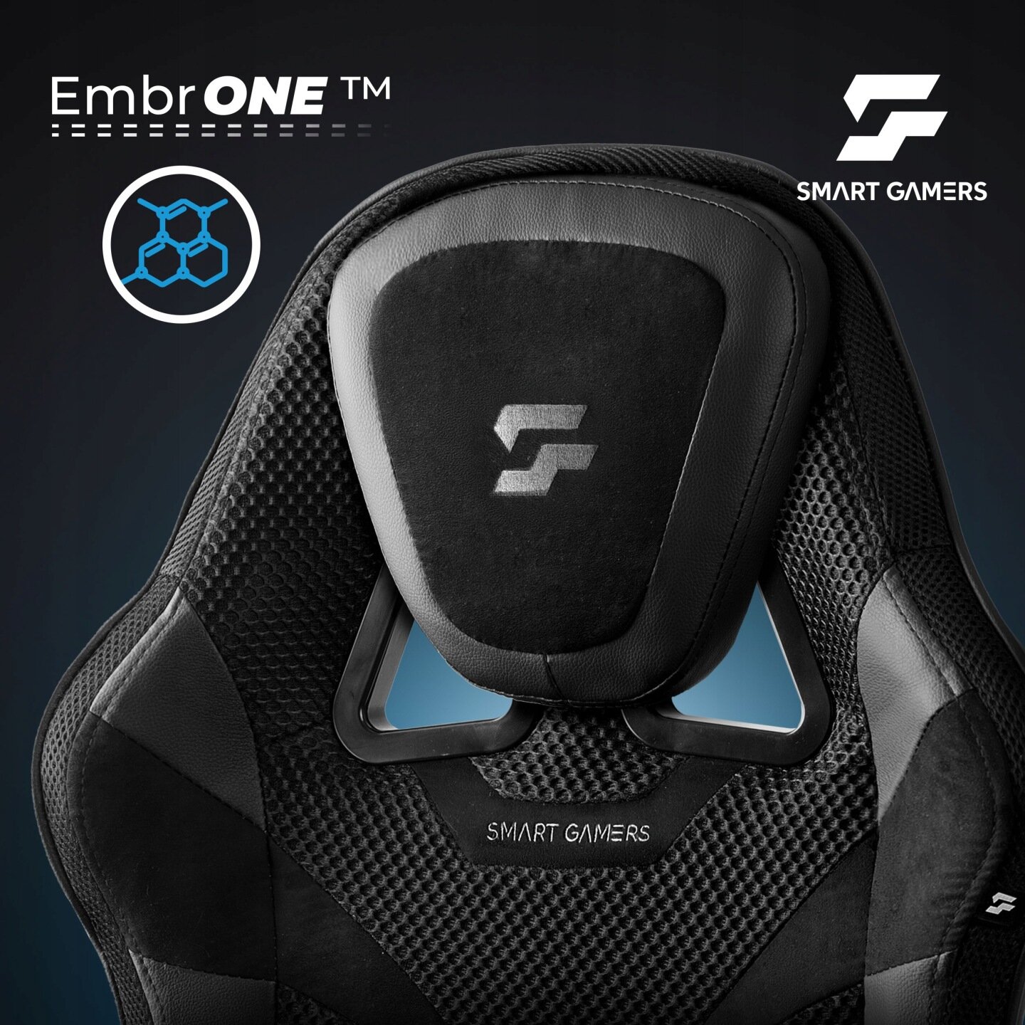 Czarny fotel z napisem \'SMART GAMERS\' i logo. Widoczny tekst: \'EmbrONE TM\'.