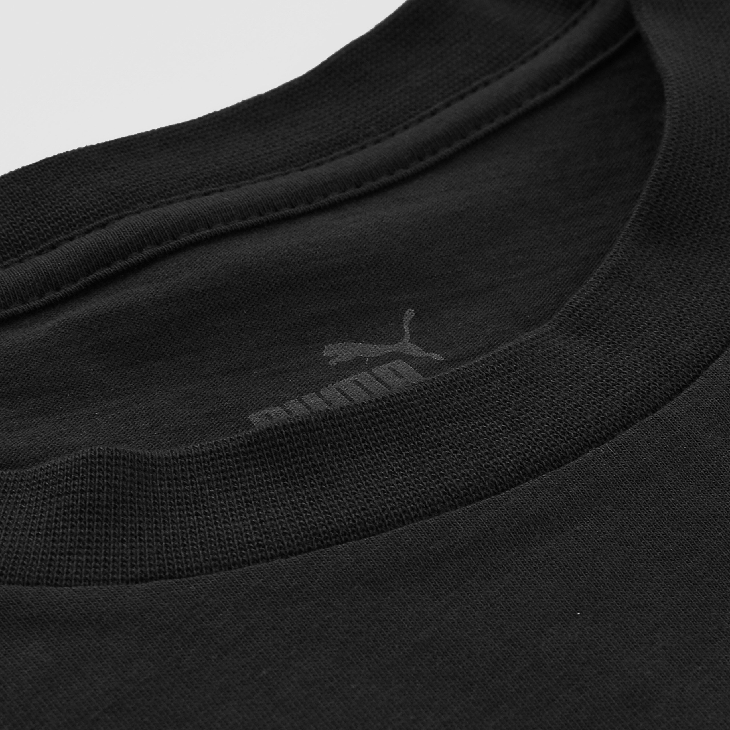 Czarna koszulka z widocznym logo Puma na wewnętrznej stronie kołnierza.