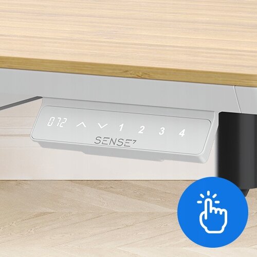 Panel sterowania biurka elektrycznego z przyciskami oznaczonymi symbolami strzałek i cyframi 1-4 oraz logo SENSE7. W prawym dolnym rogu znajduje się niebieska ikona z symbolem dłoni wskazującej palcem.