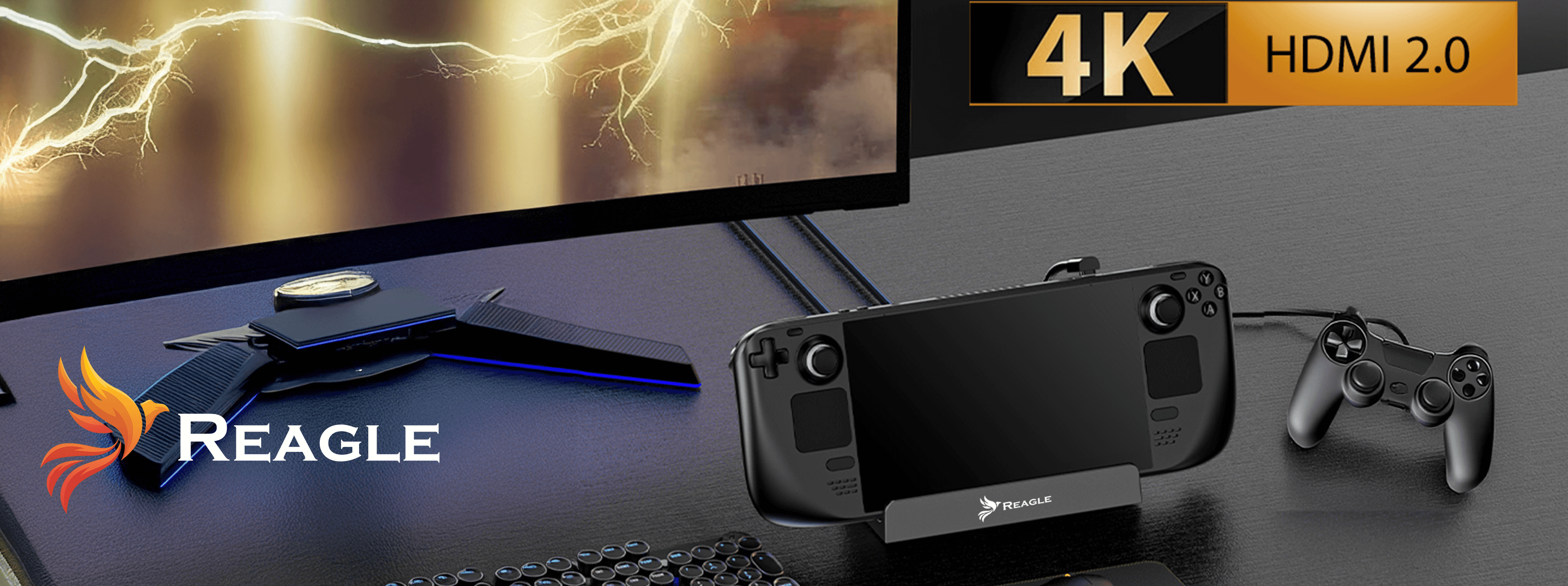 Na biurku znajduje się monitor z efektem błyskawic na ekranie, obok którego leży konsola do gier z logo Reagle oraz kontroler. W prawym górnym rogu widnieje napis \'4K HDMI 2.0\'.