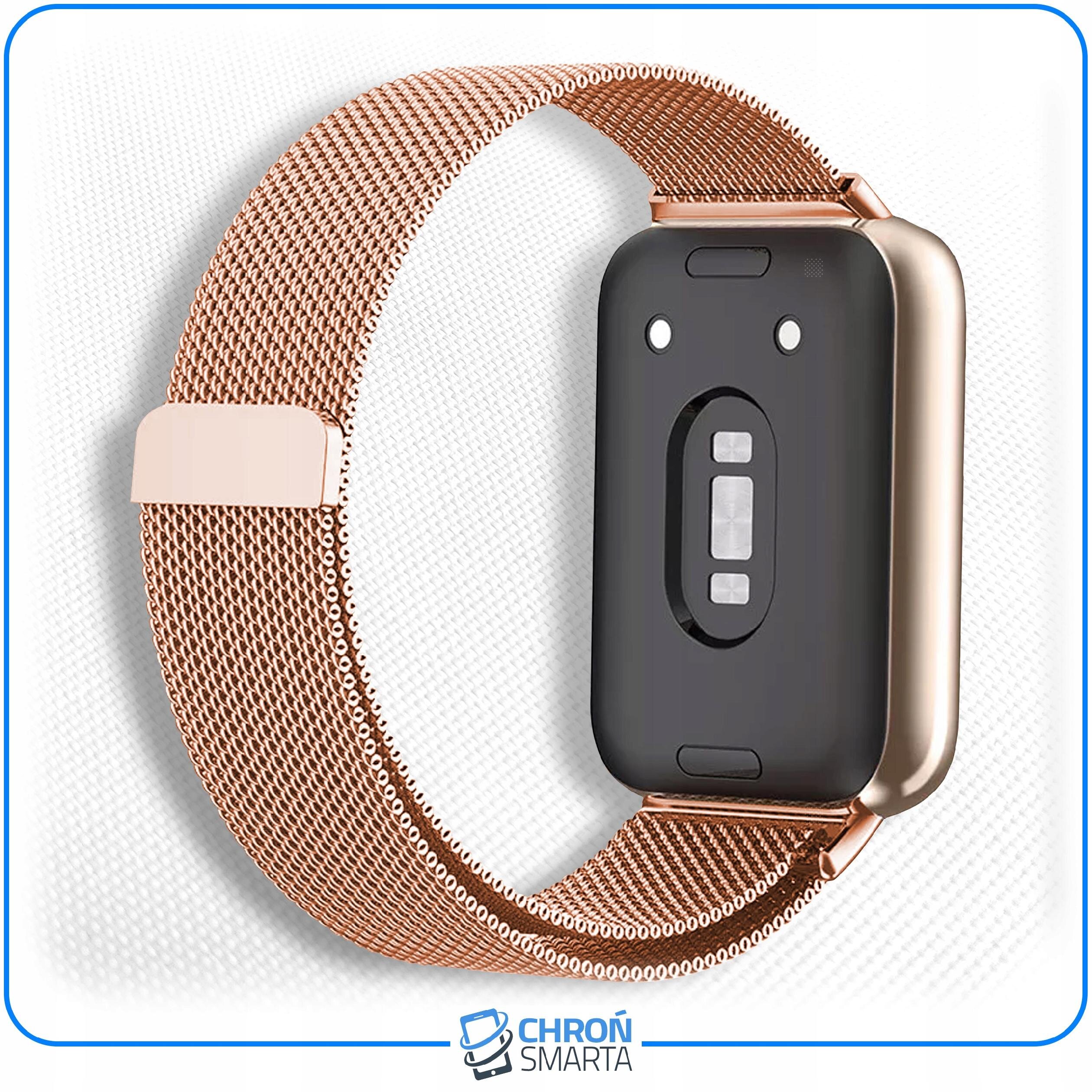 Na obrazie widoczny jest różowy pasek do smartband\'a z metalową siateczką i zapięciem. W dolnej części znajduje się logo \'CHROŃ SMARTA\'.