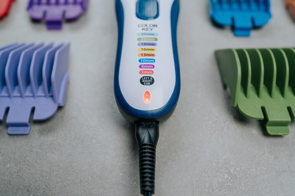Strzyżarka WAHL Color Pro Cordless 9649-016 1.5-25 mm maszynka na szarym tle, praca przewodowa i bezprzewodowa, uniwersalne napięcie