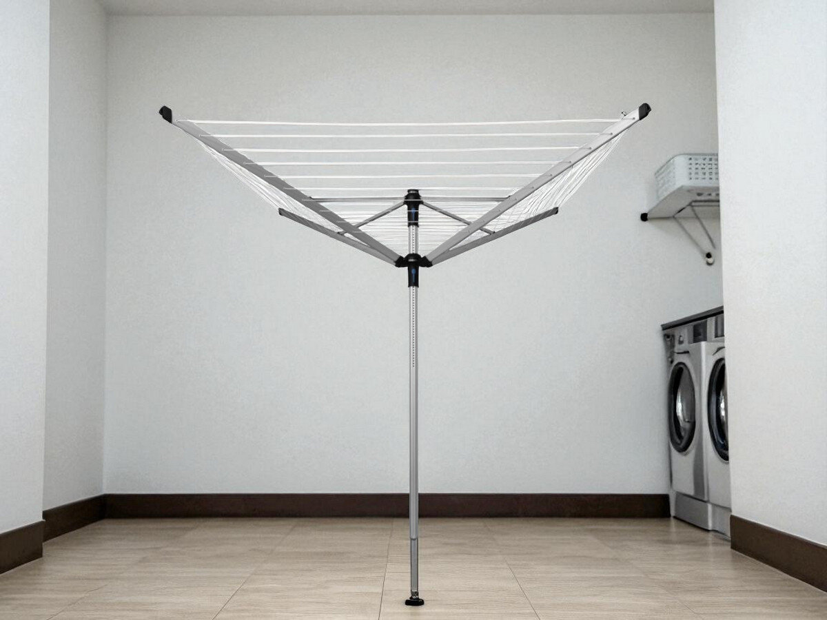 Suszarka ogrodowa BRABANTIA Lift -O- Matic Advance (100222), pranie, suszenie, wywieszanie, odzież, pomieszczenie pralnicze, suszarka stoi na środku pomieszczenia, obok pralki