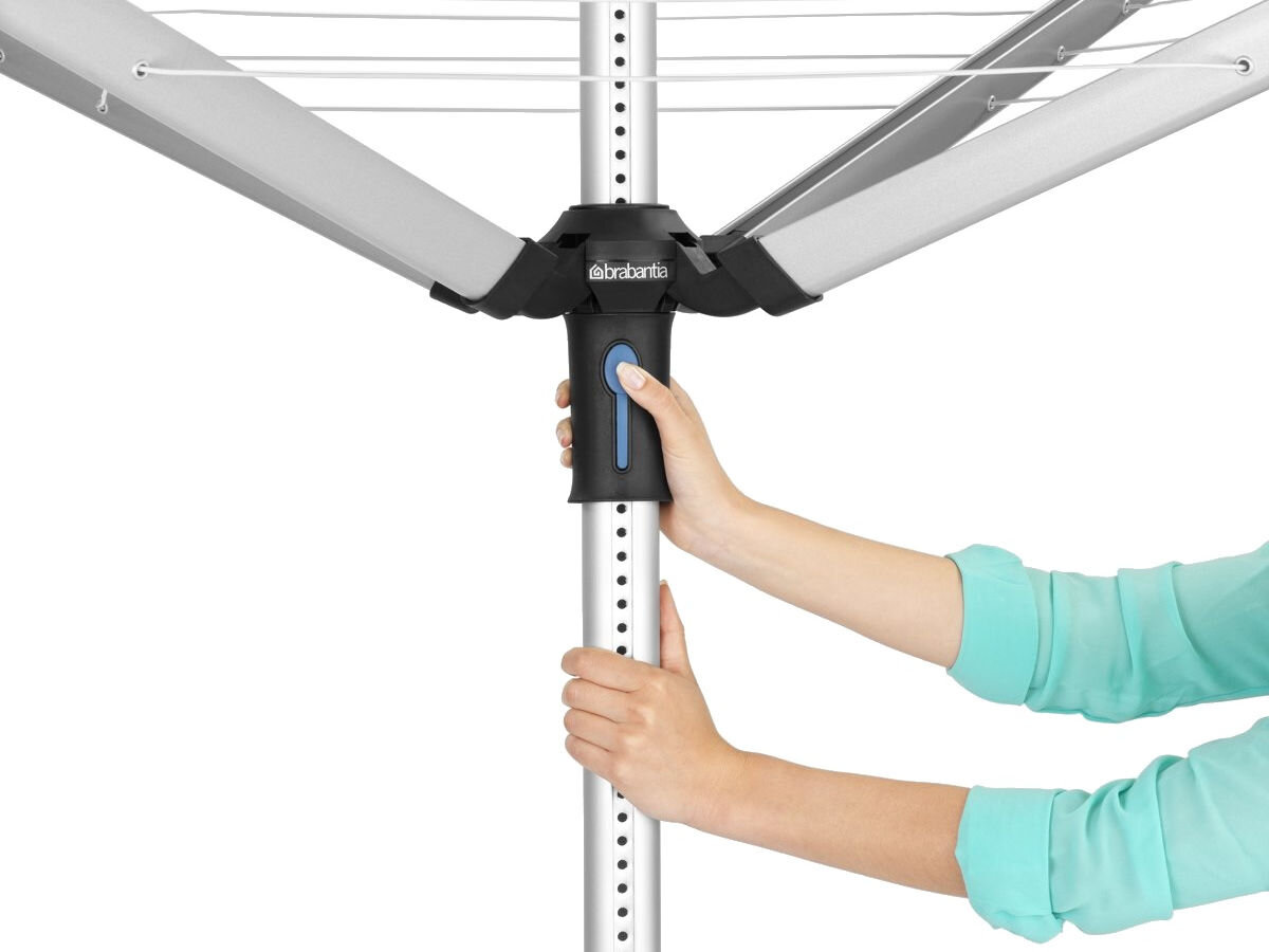Suszarka ogrodowa BRABANTIA Lift -O- Matic Advance (100222), dostosowanie, wysokość, poziom, system, Easy-Lift, na białym tle obsługa systemu Easy-Lift przez osobę