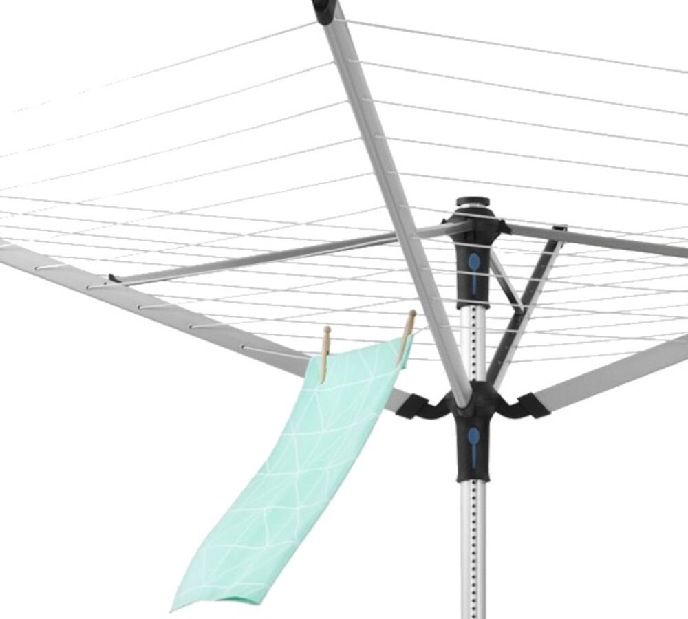 Suszarka ogrodowa BRABANTIA Lift -O- Matic Advance (100222), ocynkowana, stal, aluminium, konstrukcja, antypoślizgowy, na białym tle na suszarce powiewa materiał przypięty klamerkami