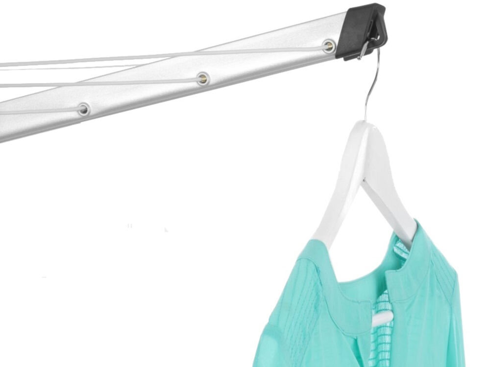 Suszarka ogrodowa BRABANTIA Lift -O- Matic Advance (100222), wieszaki, delikatne, bezpośrednio, zniekształcenia, na białym tle zawieszona na wieszaku koszula przymocowana do jednego z otworów suszarki