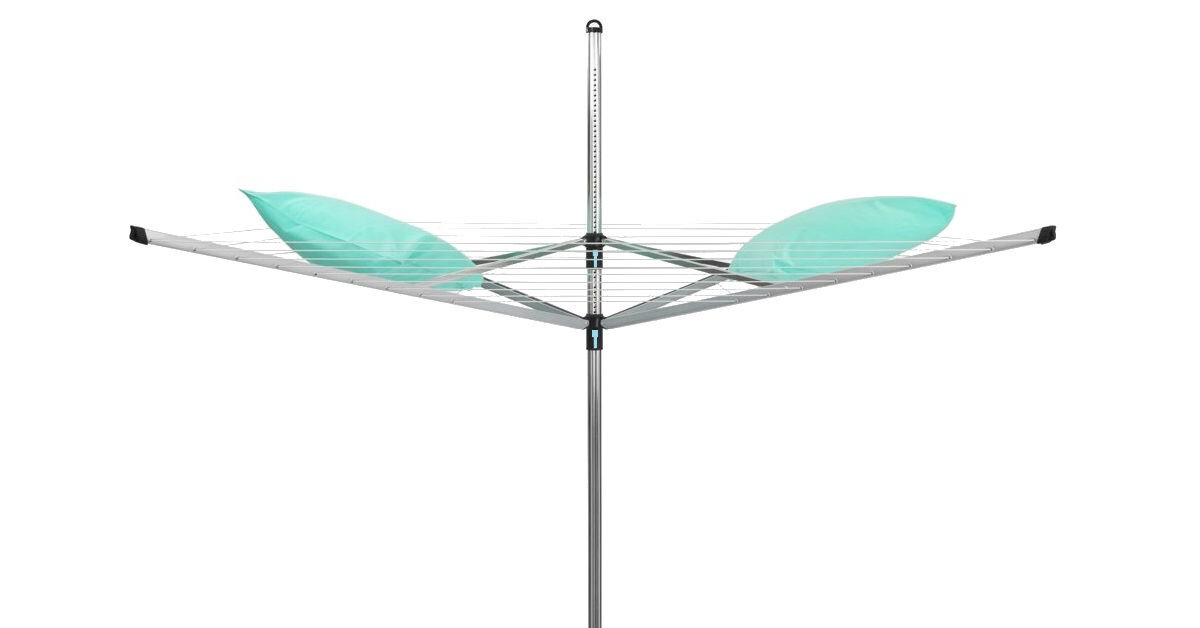Suszarka ogrodowa BRABANTIA Lift -O- Matic Advance (100222), obrotowe, ramiona, napięcie, linki, na białym tle suszarka i schnące na niej poduszki
