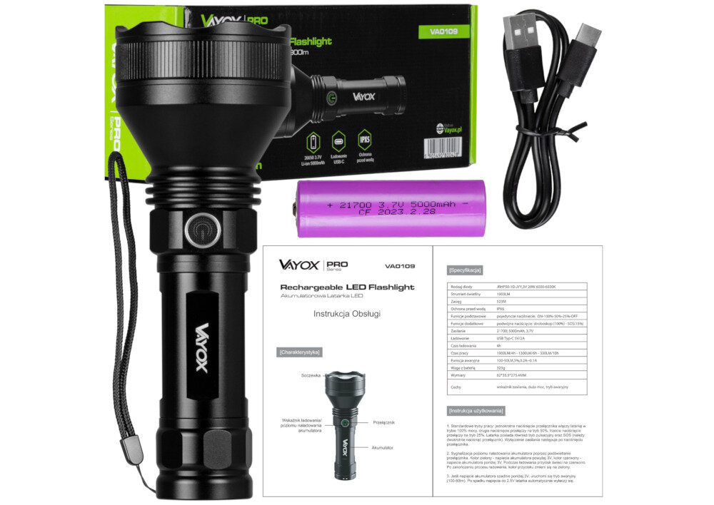 Na obrazie znajduje się czarna latarka z napisem \'Vayox\', fioletowy akumulator, kabel USB oraz instrukcja obsługi. W tle widoczne jest opakowanie z logo \'Vayox Pro Series VA0109\'.