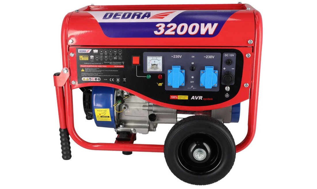 Czerwony agregat prądotwórczy z napisem \'DEDRA 3200W\' na górze. Panel sterowania zawiera dwa gniazda 230V, jedno gniazdo DC 12V oraz miernik napięcia.