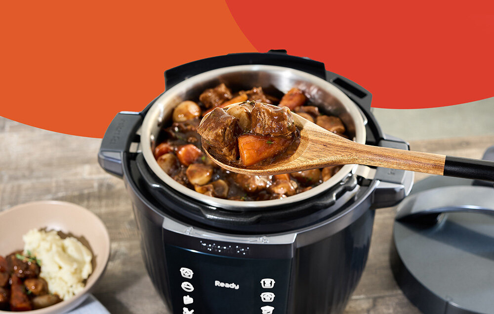 Multicooker INSTANT POT Pro Grafitowy zdjęcie lifestyle Przemyślana konstrukcja Pojemność 5,7 litra 6 porcji jedzenia jednocześnie Wewnętrzny garnek ze stali nierdzewnej silikonowe uchwyty garnek, jak i pokrywę można myć w zmywarce