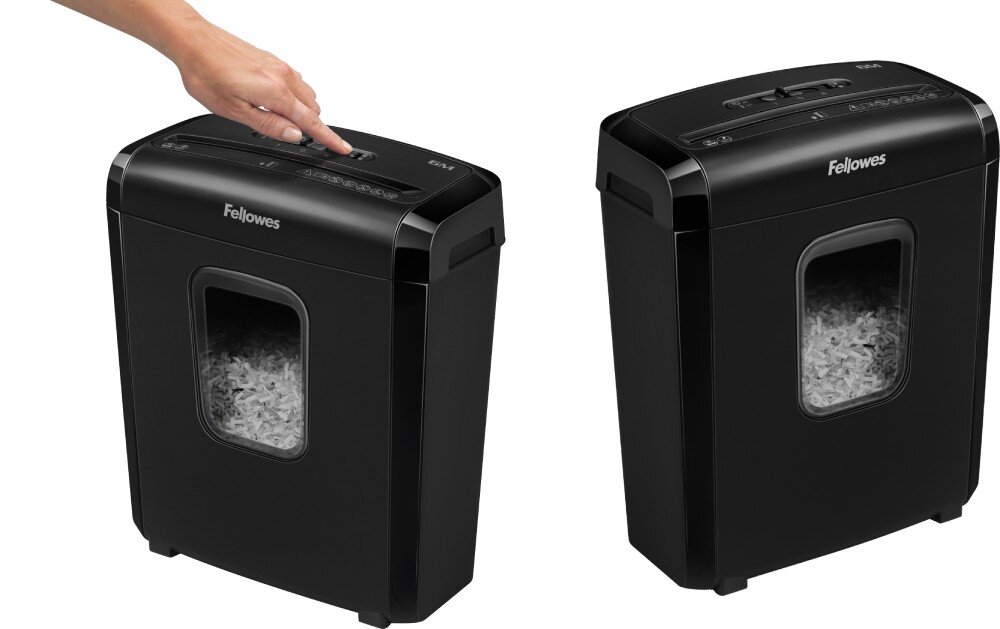 Dwa czarne urządzenia do niszczenia dokumentów z widocznym logo \'Fellowes\'. Jedno z urządzeń jest obsługiwane ręką, a w obu widać przezroczyste okienko z pociętym papierem.