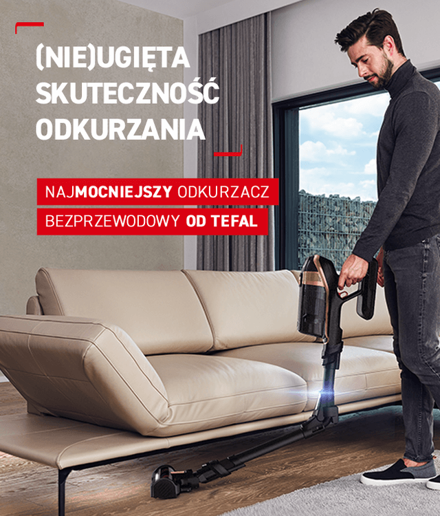 Mężczyzna używa odkurzacza bezprzewodowego przy kanapie w salonie. Tekst na obrazie: \'(NIE)UGIĘTA SKUTECZNOŚĆ ODKURZANIA NAJMOCNIEJSZY ODKURZACZ BEZPRZEWODOWY OD TEFAL\'.