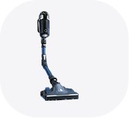 Na obrazie widoczny jest odkurzacz pionowy w kolorze ciemnoniebieskim z elastyczną rurą i dużą szczotką na końcu. Produkt jest przedstawiony na białym tle.