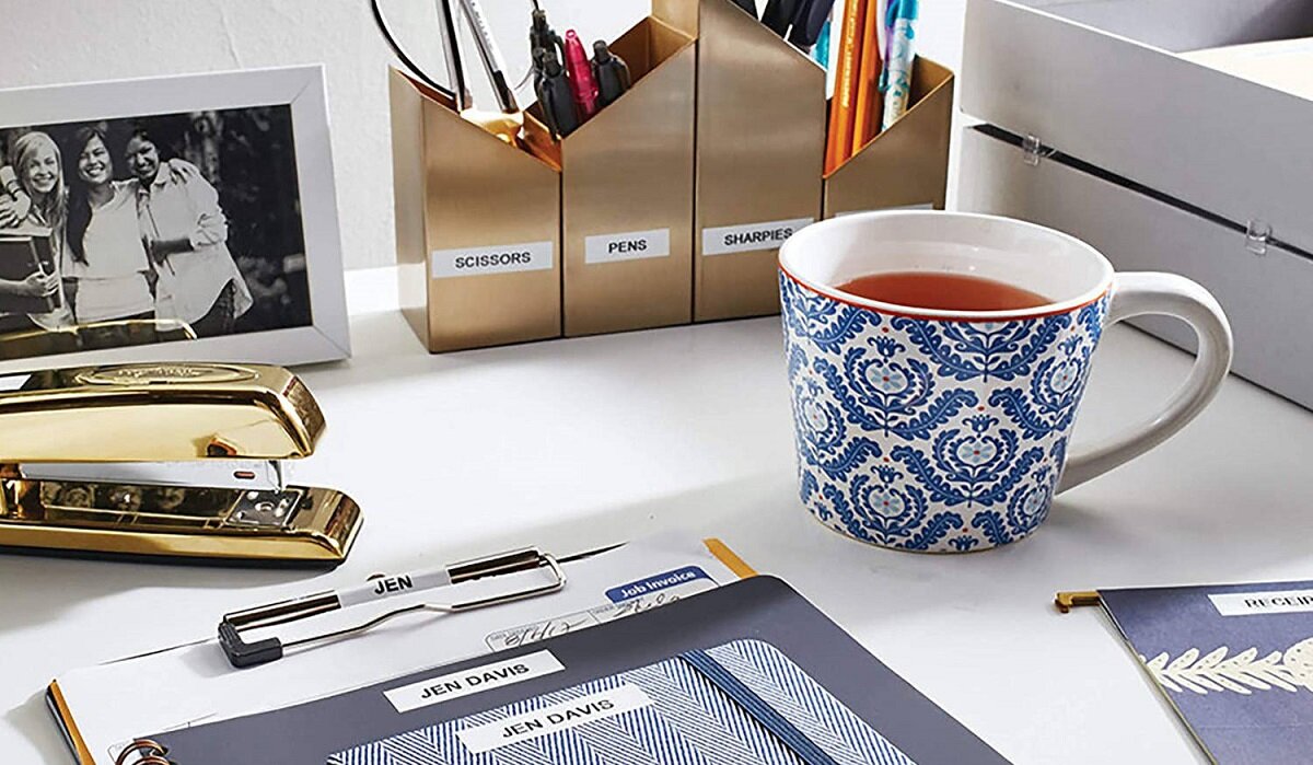 Drukarka DYMO LetraTag LT-100H Wyposażenie taśma Instrukcja obsługi Łatwa w obsłudze Precyzyjna praca Personalizacja etykiety kompaktowa wysoka jakość Wielozadaniowa Wszechstronna funkcjonalna