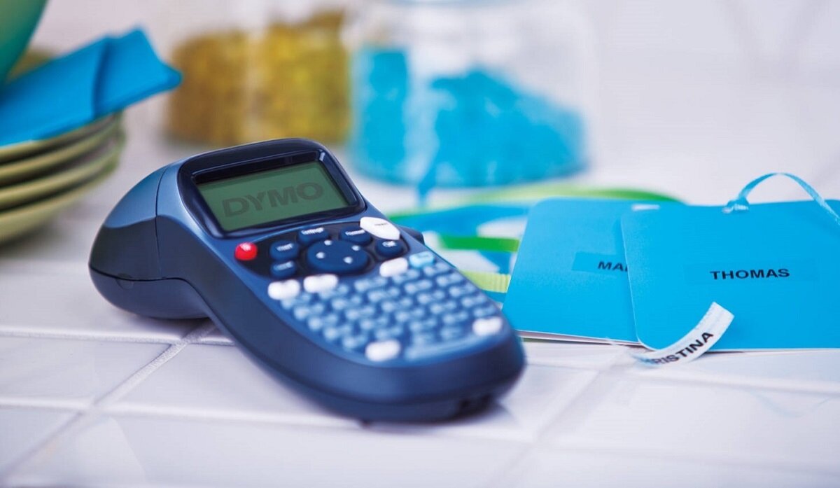 drukarka DYMO LetraTag LT-100H Wyposażenie taśma Instrukcja obsługi Łatwa w obsłudze Precyzyjna praca Personalizacja etykiety kompaktowa wysoka jakość Wielozadaniowa Wszechstronna funkcjonalna