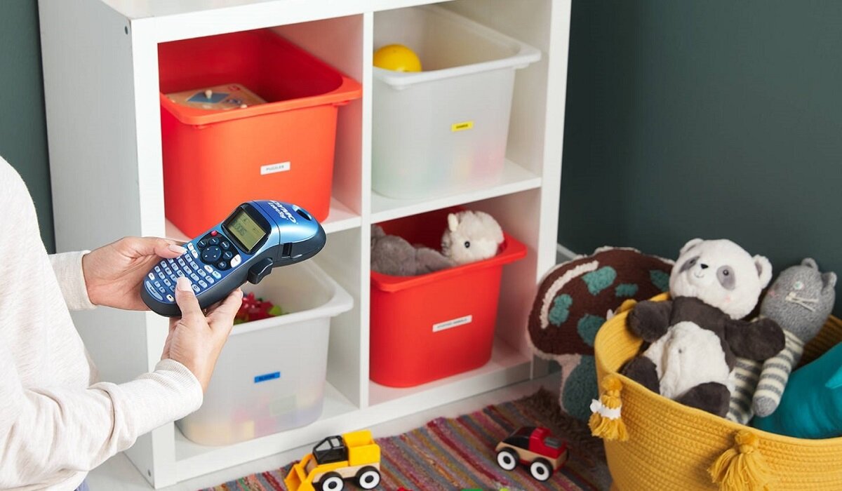 drukarka DYMO LetraTag LT-100H Wyposażenie taśma Instrukcja obsługi Łatwa w obsłudze Precyzyjna praca Personalizacja etykiety kompaktowa wysoka jakość Wielozadaniowa Wszechstronna funkcjonalna