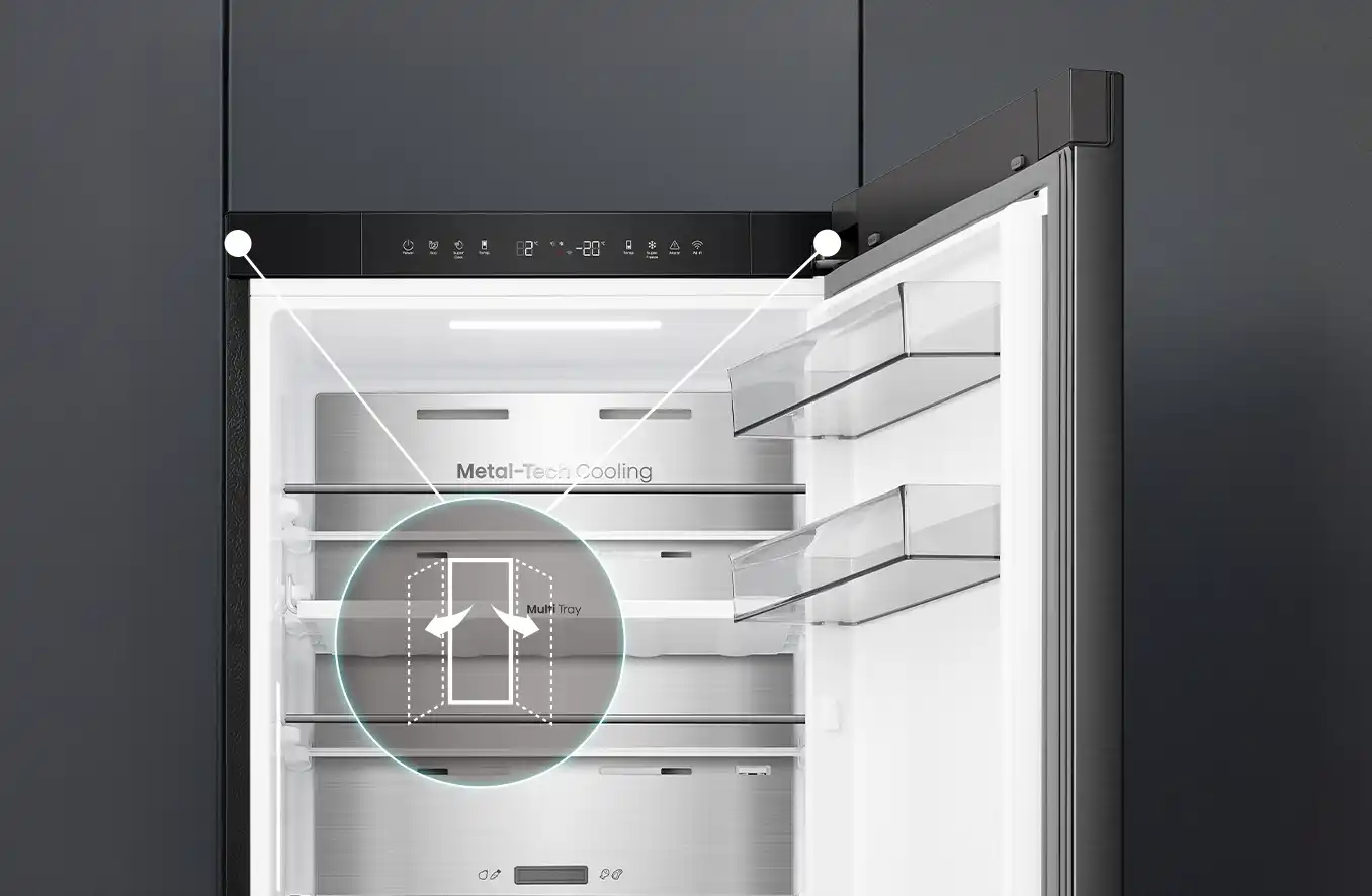 Otwarta lodówka z widocznymi półkami i napisem \'Metal-Tech Cooling\'. Na drzwiach znajdują się przezroczyste pojemniki, a na panelu sterowania widoczne są ikony i cyfry.