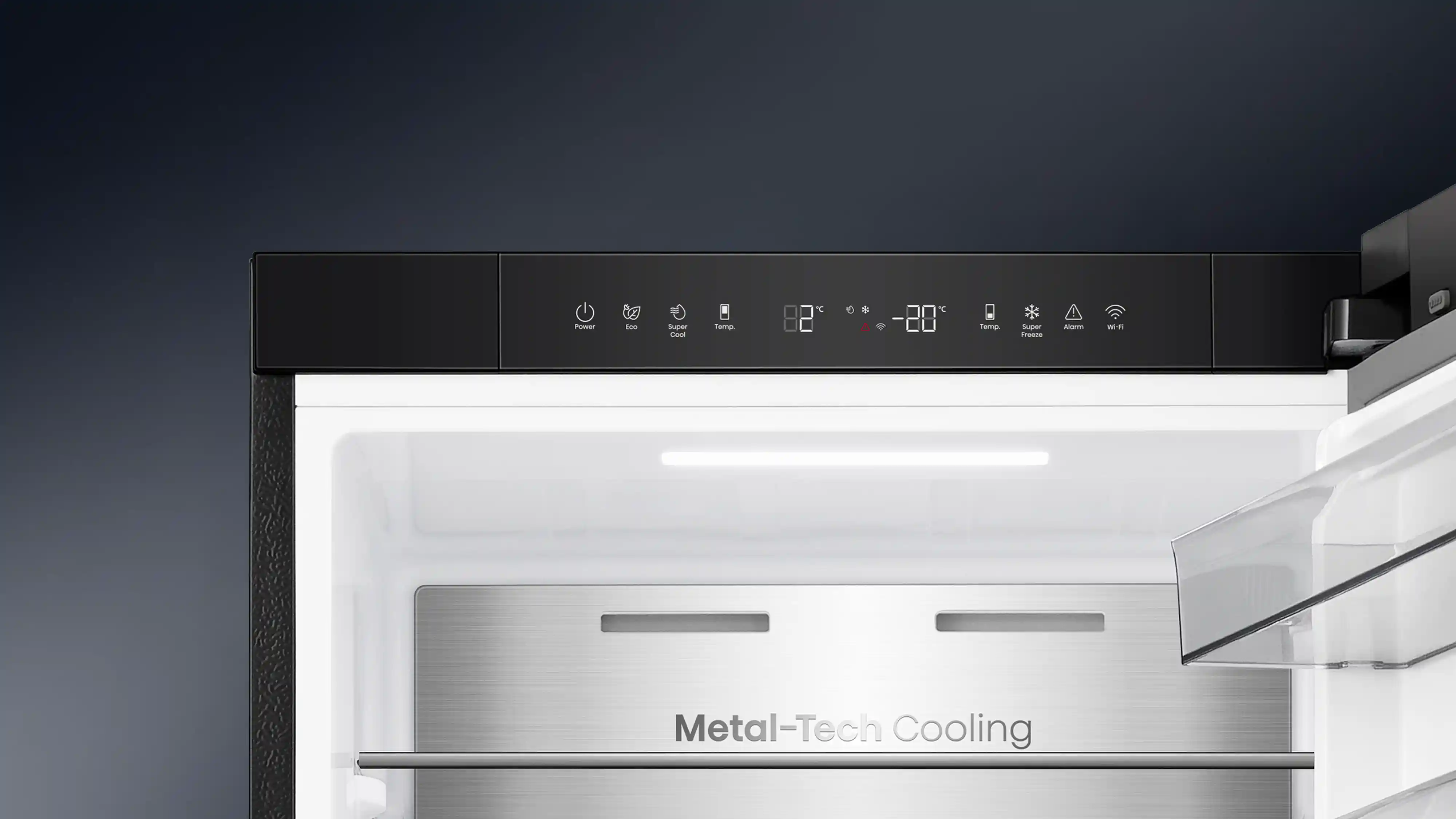 Panel sterowania lodówki z wyświetlaczem temperatury i ikonami funkcji, takimi jak Power, Eco, Super Cool, Temp., Super Freeze, Alarm, Wi-Fi. Wnętrze lodówki z napisem \'Metal-Tech Cooling\'.